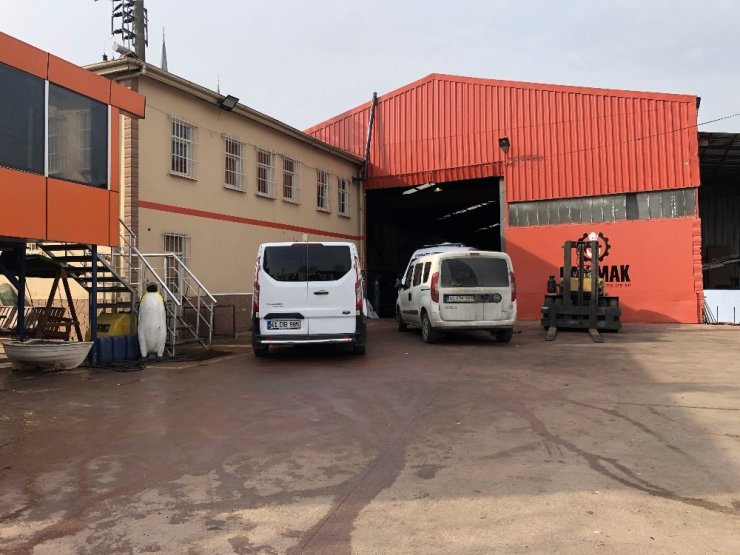 Fabrikanın çatısından düşen boya ustası öldü