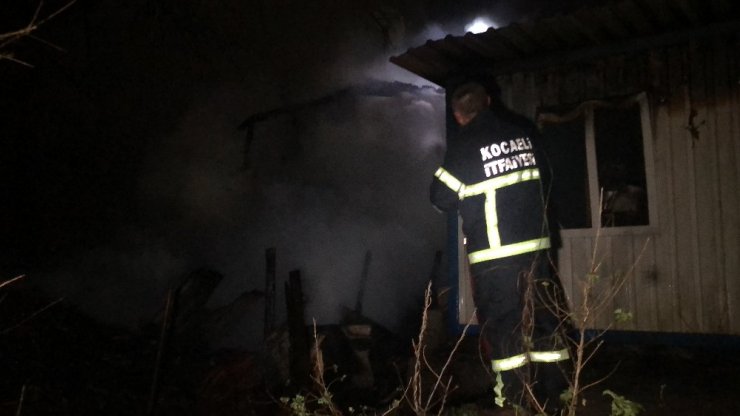 Bahçeye dökülen soba külü 2 katlı evi küle çevirdi