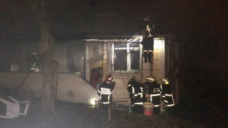 Bahçeye dökülen soba külü 2 katlı evi küle çevirdi