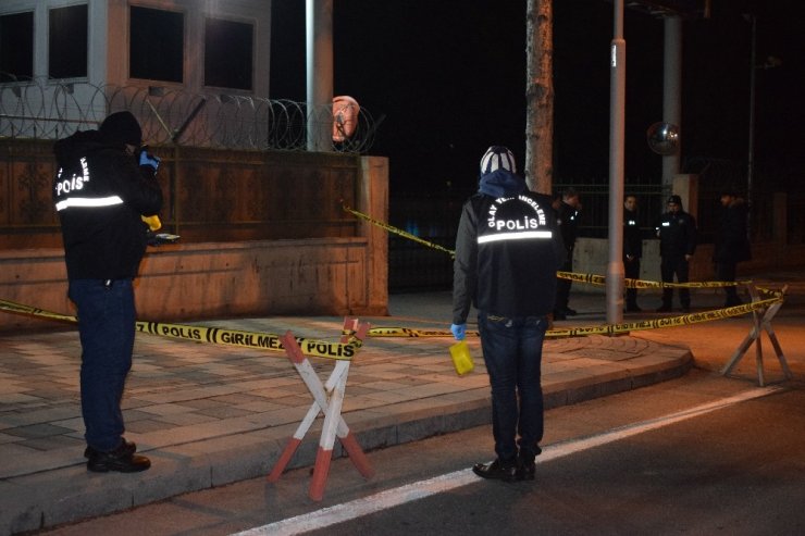 Malatya’da şüpheli şahsa müdahale eden 3 Mahalle Bekçisi’nden 1’i silahla, 2’si bıçakla yaralandı