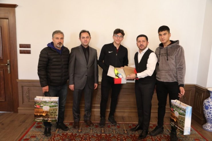 Başkan Arı, futbol il birinciliği müsabakasında dereceye giren sporcuları ödüllendirdi