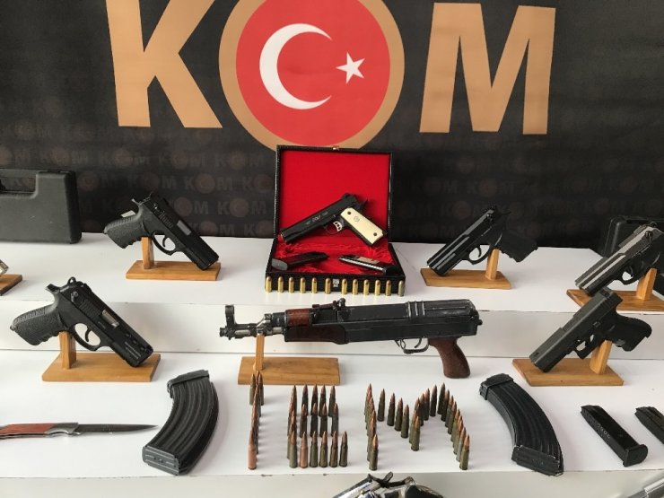 Rus mafyasına mensup 17 kişi adliyeye sevk edildi
