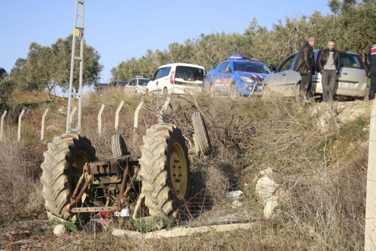 Ailesi onu arıyordu...Şarampole yuvarlanan traktöründe ölü bulundu