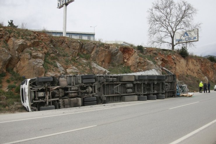 Oto camı yüklü tır devrildi, şehirlerarası yolda uzun araç kuyrukları oluştu