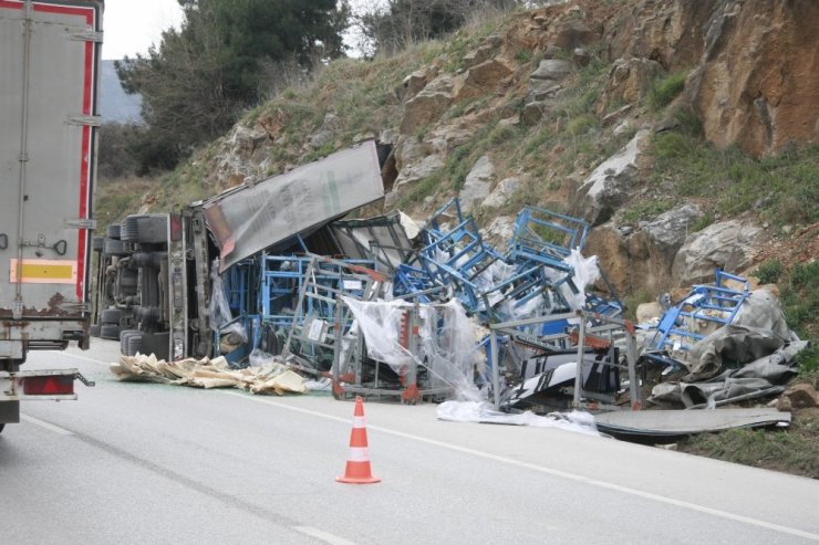 Oto camı yüklü tır devrildi, şehirlerarası yolda uzun araç kuyrukları oluştu