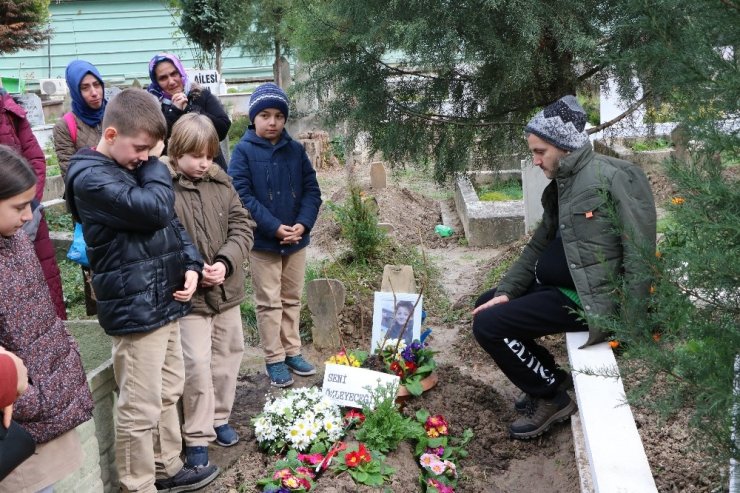 Trafik kazasında ölen 10 yaşındaki Berat’ın mezarını sınıf arkadaşları ziyaret etti