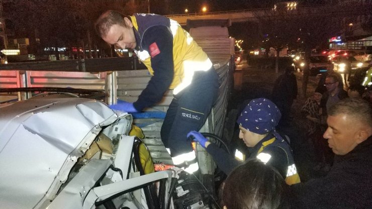 Samsun’da aracıyla tırın altına giren iş adamı ağır yaralandı