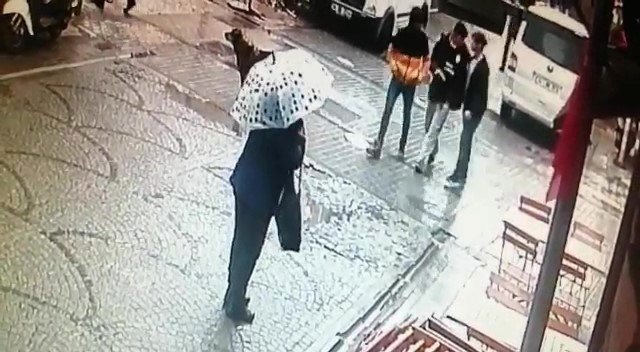 Tuzla’da iki gencin sokak ortasında tekmeli yumruklu kavgası kamerada