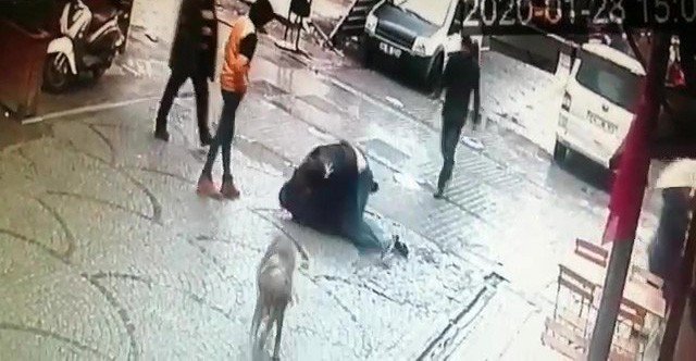 Tuzla’da iki gencin sokak ortasında tekmeli yumruklu kavgası kamerada