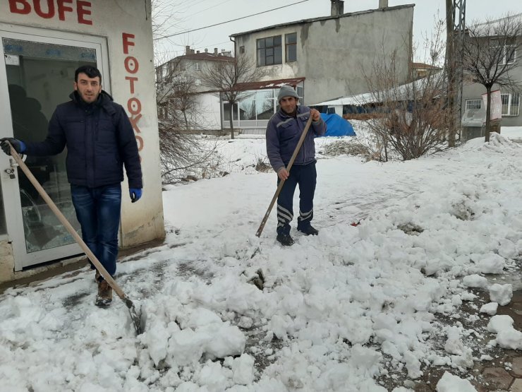 Ulaş'ta okul bahçeleri kardan temizlendi