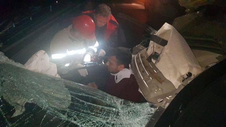 Tıra çarpan otomobilde can pazarı