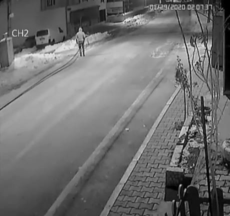 Kablo hırsızını kardaki izi ele verdi