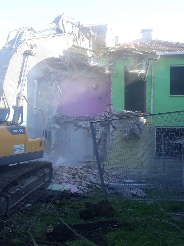 Yıllarca Kızılay’a hizmet veren bina yıkıldı
