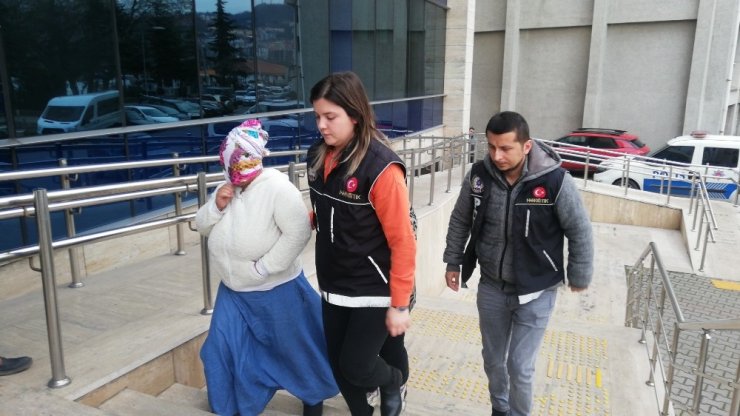 Adliyeye yüzünü kapatarak geldi, gazetecilere "çekmeye utanmıyor musunuz" diye tepki gösterdi