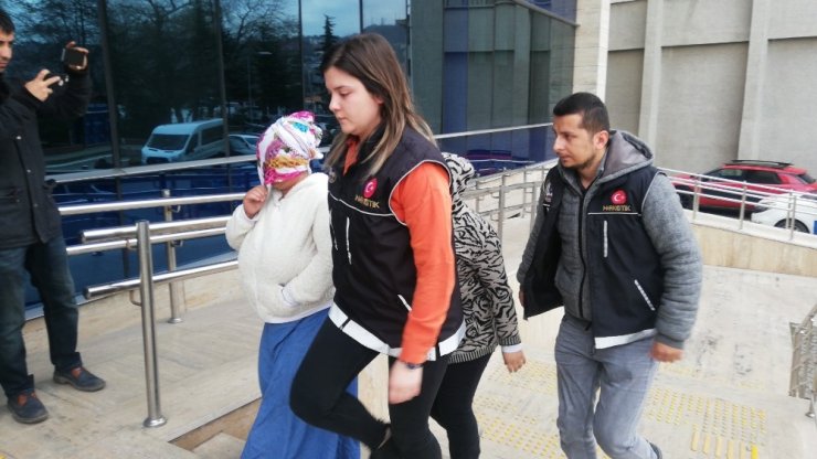 Adliyeye yüzünü kapatarak geldi, gazetecilere "çekmeye utanmıyor musunuz" diye tepki gösterdi