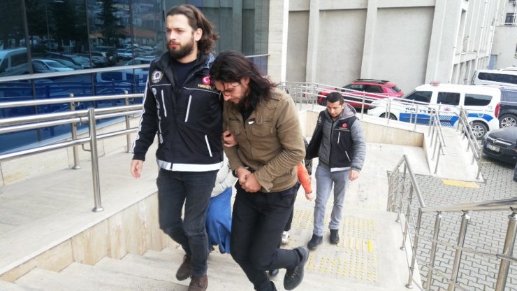 Adliyeye yüzünü kapatarak geldi, gazetecilere "çekmeye utanmıyor musunuz" diye tepki gösterdi