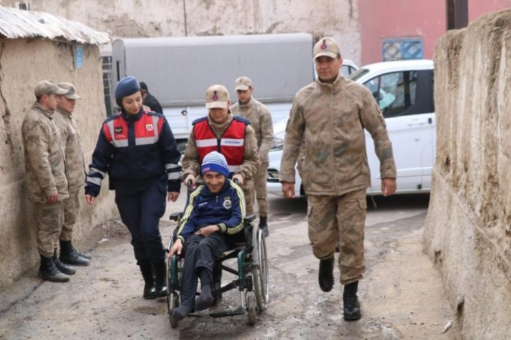 Jandarma enkazda bulduğu altınları sahibine teslim etti