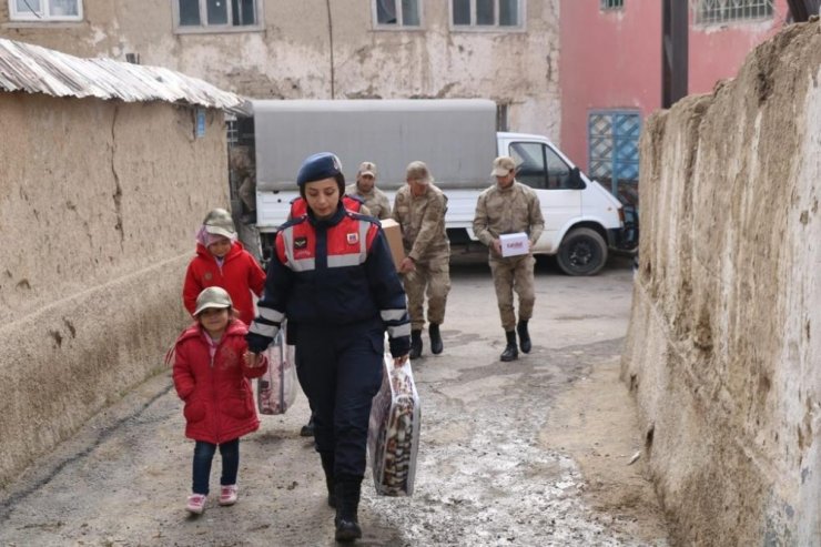 Jandarma enkazda bulduğu altınları sahibine teslim etti