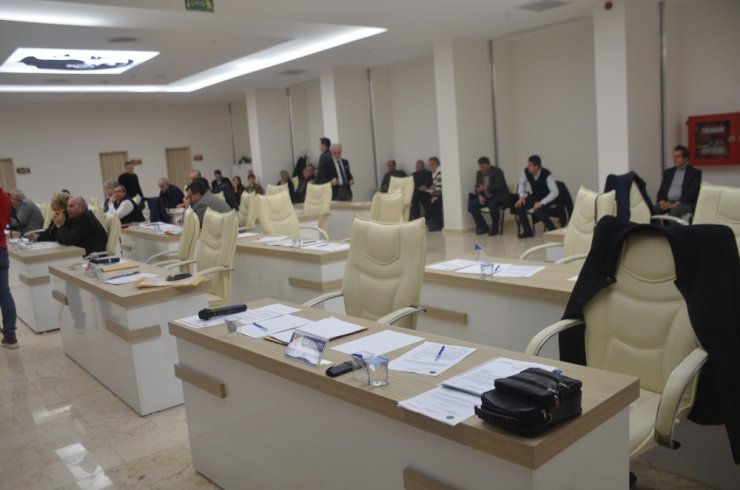 AK Parti ve MHP’li meclis üyeleri salonu terk etti