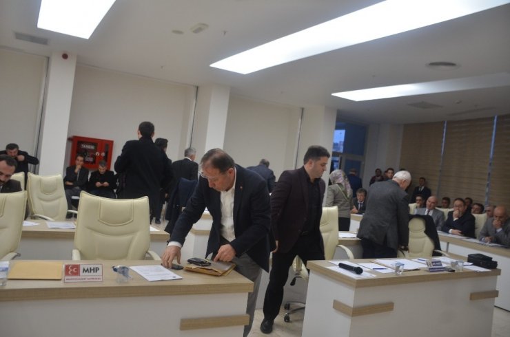 AK Parti ve MHP’li meclis üyeleri salonu terk etti