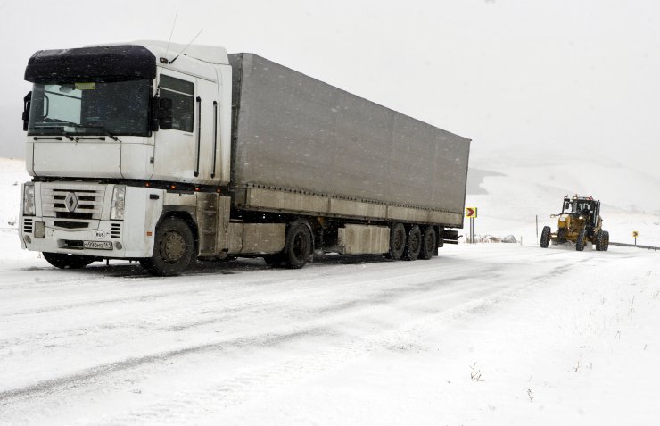 Ardahan'da kar ve tipi ulaşımı aksatıyor