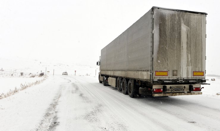 Ardahan'da kar ve tipi ulaşımı aksatıyor