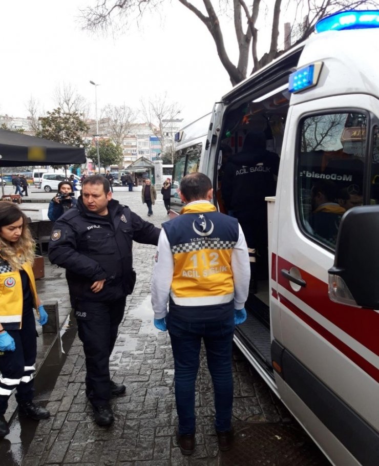 Beşiktaş’ta zabıtalar bıçaklı kavgayı çöp süpürgesiyle ayırdı