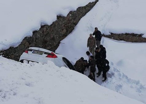 Otomobil köprüden uçtu, yaralı elbirliğiyle kurtarıldı
