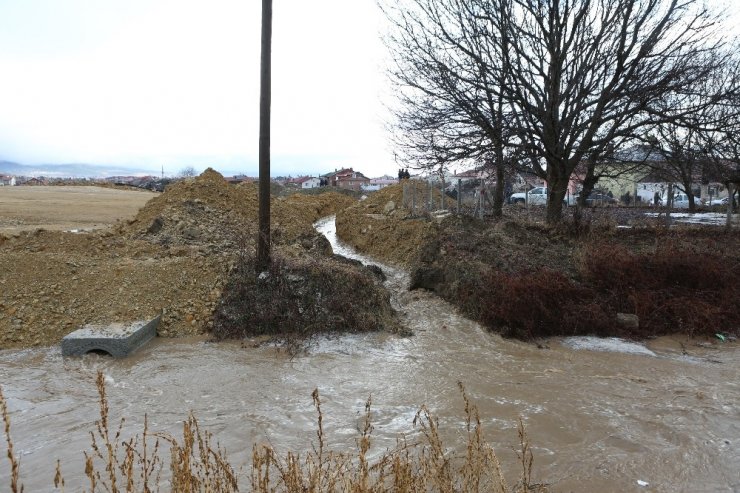 Bolu’da dere taştı, ev ve iş yerlerini su bastı