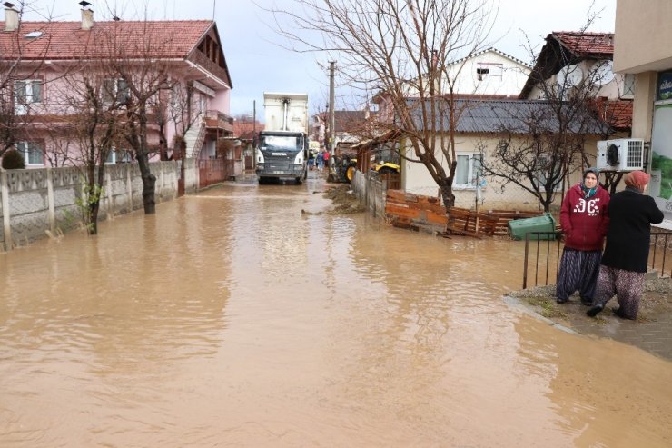 Bolu’da dere taştı, ev ve iş yerlerini su bastı