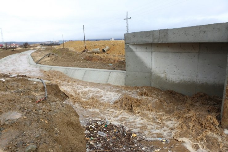 Bolu’da dere taştı, ev ve iş yerlerini su bastı