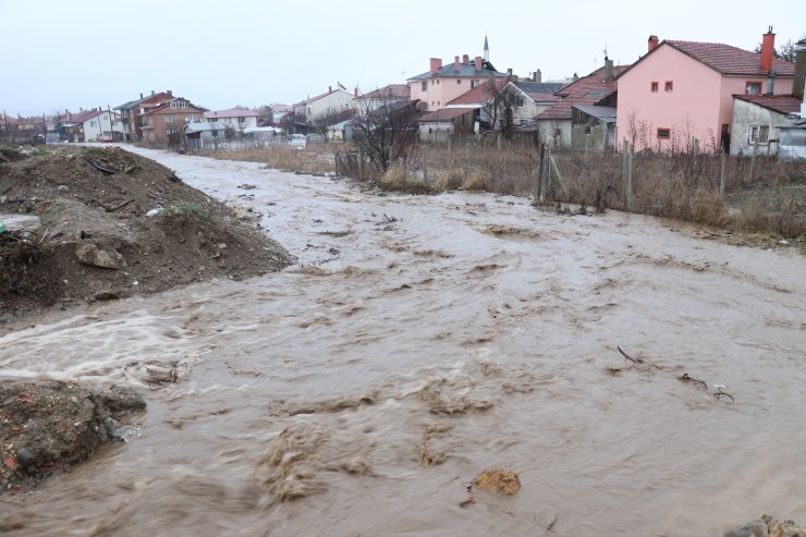 Bolu'da sağanak su baskınlarına neden oldu