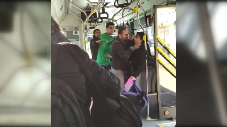 "Üstü kirli" diye küçük çocuğu otobüsten attı, çocuğu savunan yolcunun ise gırtlağını sıktı