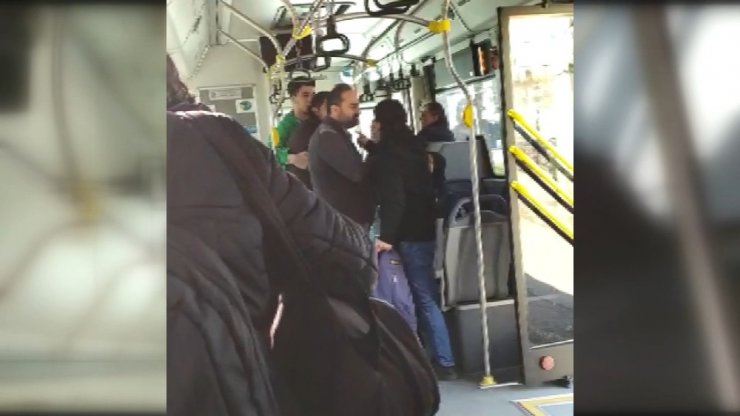 "Üstü kirli" diye küçük çocuğu otobüsten attı, çocuğu savunan yolcunun ise gırtlağını sıktı