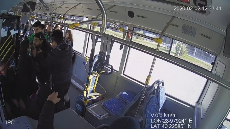 Özel halk otobüsündeki kavga çocukların çekirdek yemesinden çıkmış