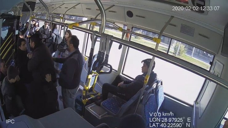 Özel halk otobüsündeki kavga çocukların çekirdek yemesinden çıkmış