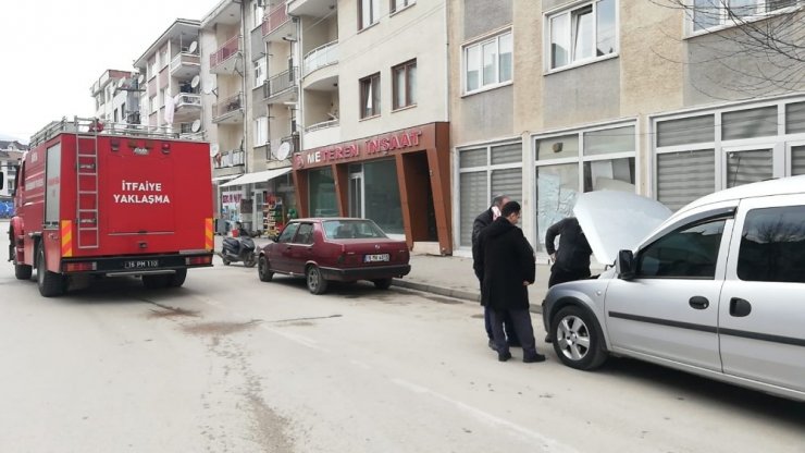 Yeni aldığı arabası az daha yanıyordu