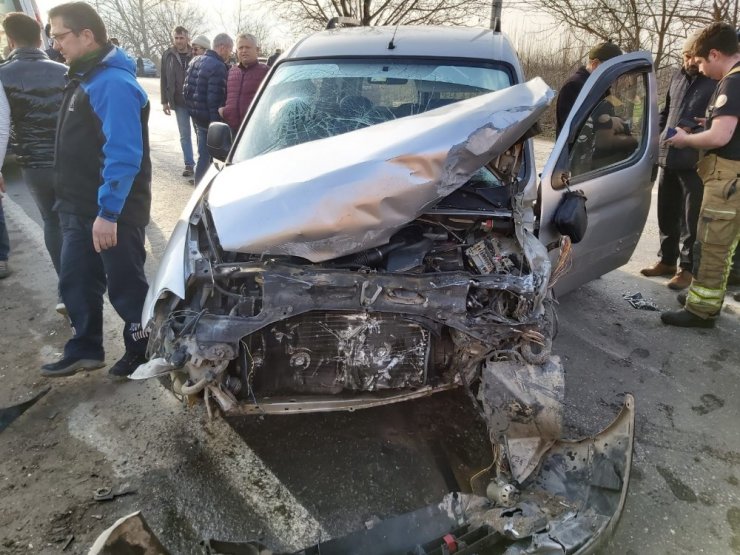Ticari araçla otomobil kafa kafaya çarpıştı: 6 yaralı