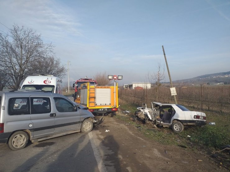 Ticari araçla otomobil kafa kafaya çarpıştı: 6 yaralı