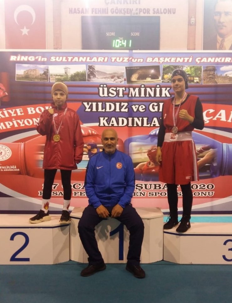 Antalyalı küçük boksör Türkiye Şampiyonu oldu