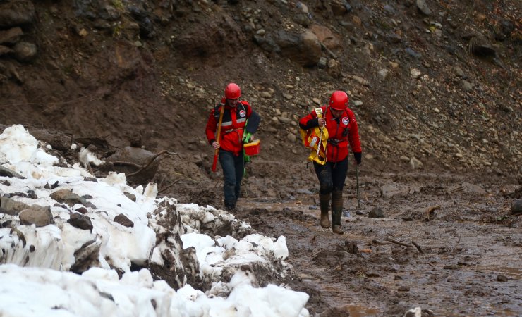 GÜNCELLEME - Düzce'de dereye devrilen iş makinesinin operatörünü arama çalışması başlatıldı