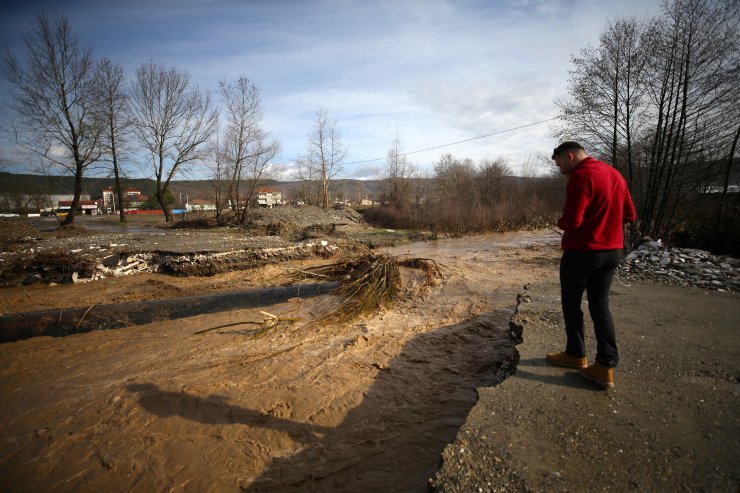 Düzce'de sağanak nedeniyle köprü yıkıldı