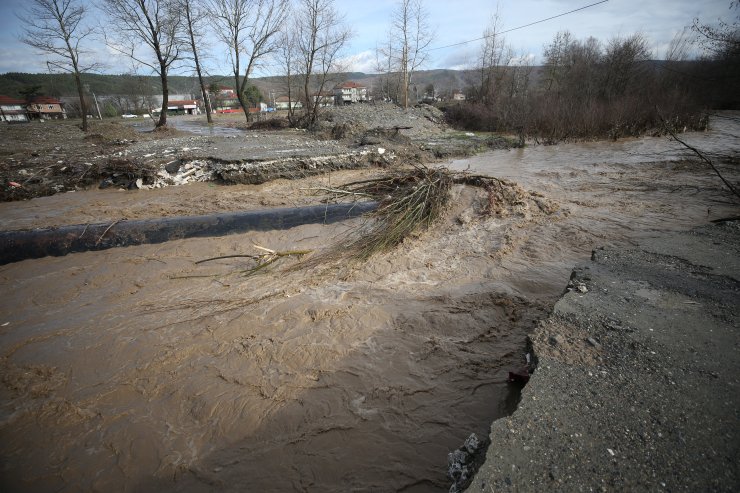 Düzce'de sağanak nedeniyle köprü yıkıldı