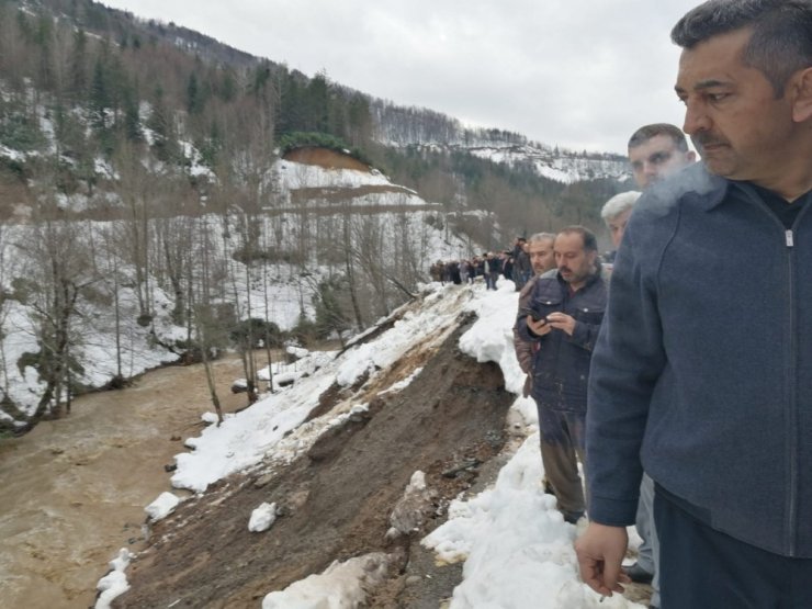 Kepçe operatörü heyelanda kayboldu, ekipler seferber oldu