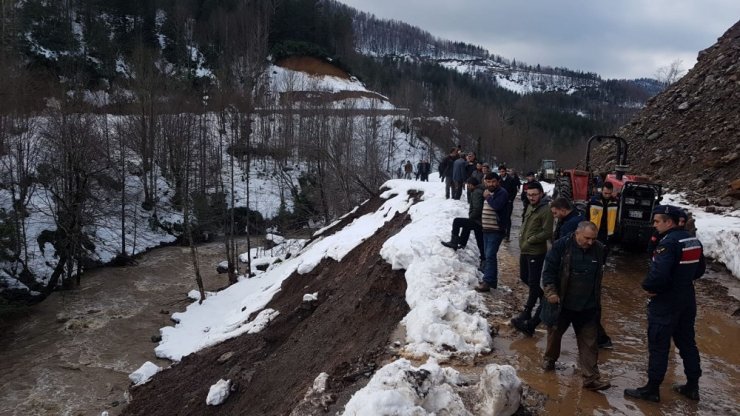Kepçe operatörü heyelanda kayboldu, ekipler seferber oldu