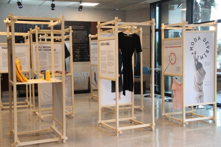 Hedef sıfır karbon ayak izi: “Moda Devrimi Sergisi”ni 29 Şubat’a kadar EİB’de ziyaret edebilirsiniz