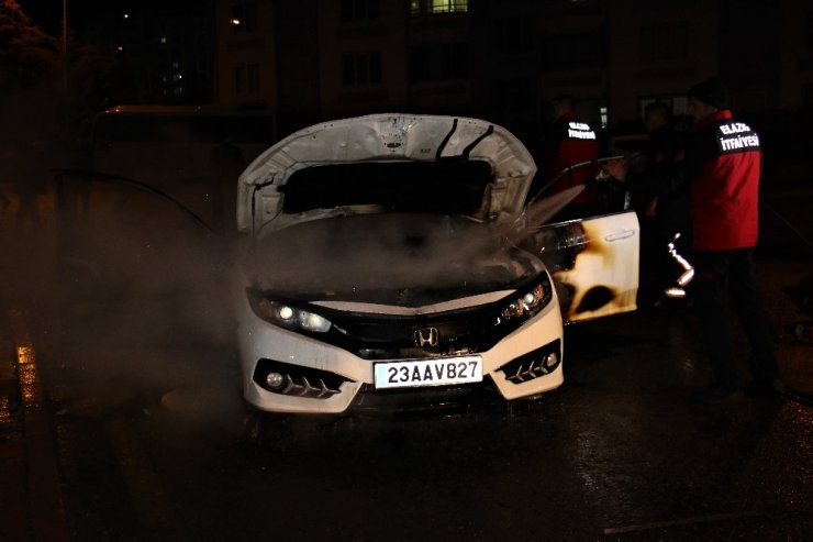 Elazığ’da 2019 model araç alev alev yandı