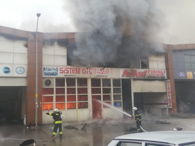 Sökülen otomobil parçalarını temizlerken iş yerini yaktı