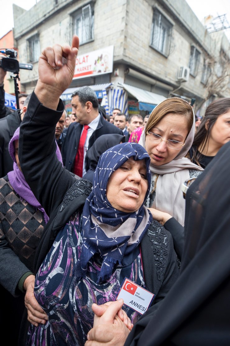 Adalet Bakanı Gül'den Gaziantep'te şehit ailesine taziye ziyareti