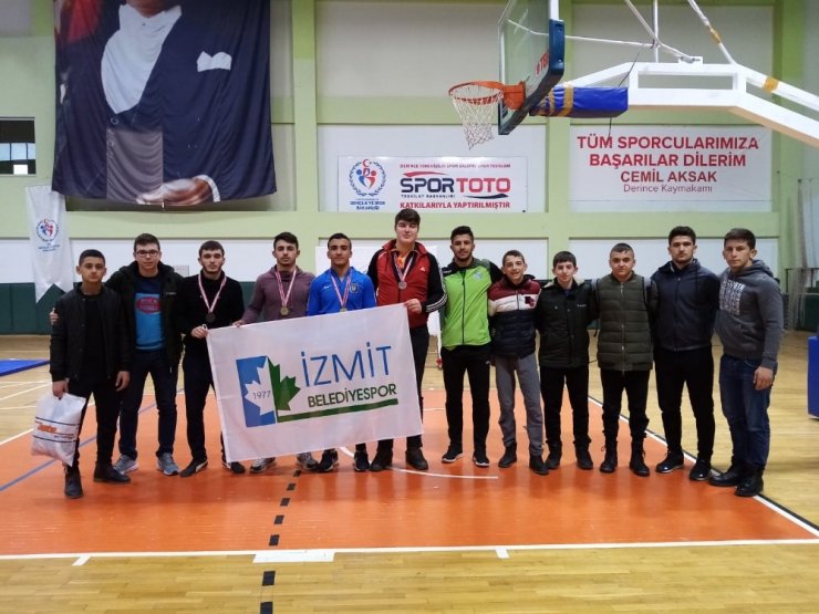 İzmit Belediyesporlu güreşçiler Kocaeli’yi temsil edecek